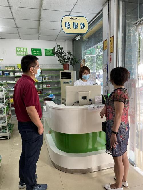 綿陽市市場監管局黨組成員,副局長張軍帶領藥品科對經開,涪城零售藥店